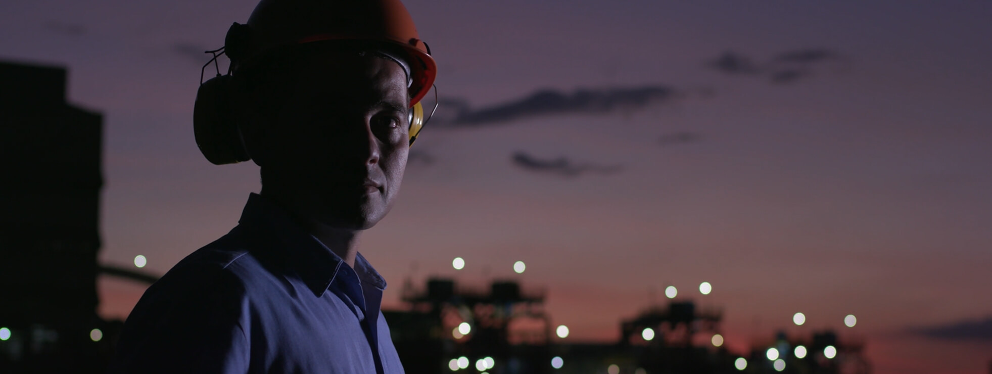 Homem de capacete em fábrica CBMM
